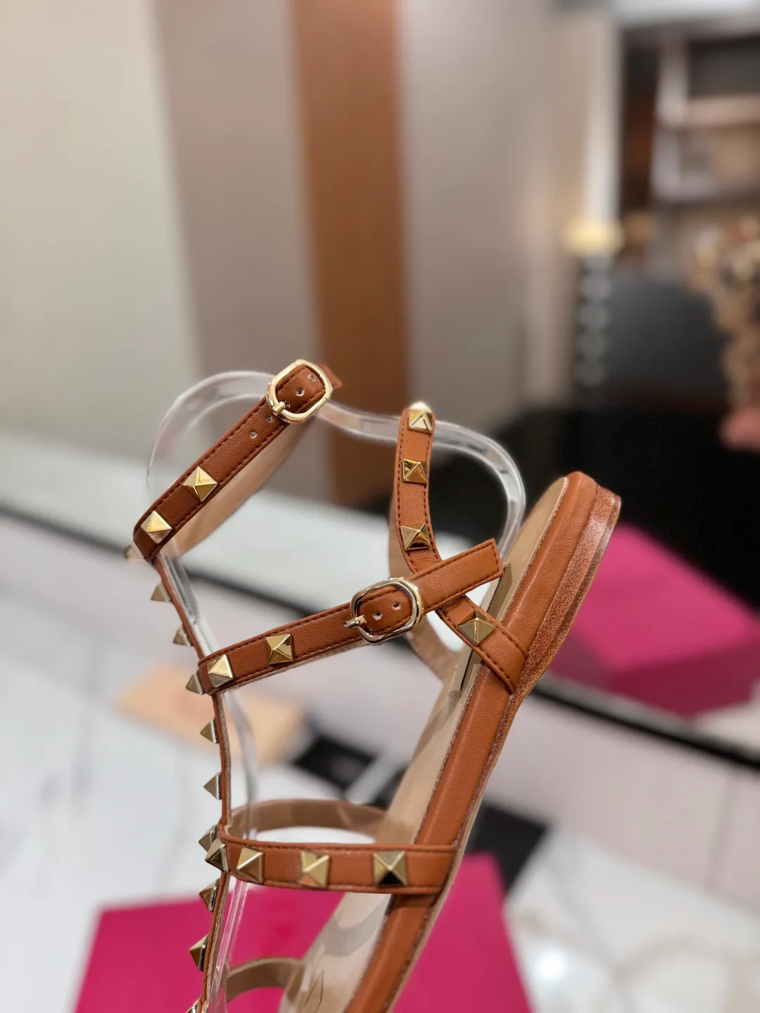 👟👟Ex-factory price 520👟👟 Valentino/Valentino rivet VT classic ankle-wrap rivet sandals, timeless 🆕 deeply rooted in people's hearts❤️A must-have item that never goes out of style🫰top replica! The side curves are perfect, the original molded custom-made rust-free rivets, and the textured hardware bring out a full sense of high-end, giving you a genuine foot feel! The first choice for high-end customers❤️ [Material] Upper: Original imported customized cowhide Inner lining: Original imported goatskin Outsole: Imported pearlescent leather outsole Code number: 35-39 [34, 40, 41, 42 are custom-made and cannot be returned or exchanged]